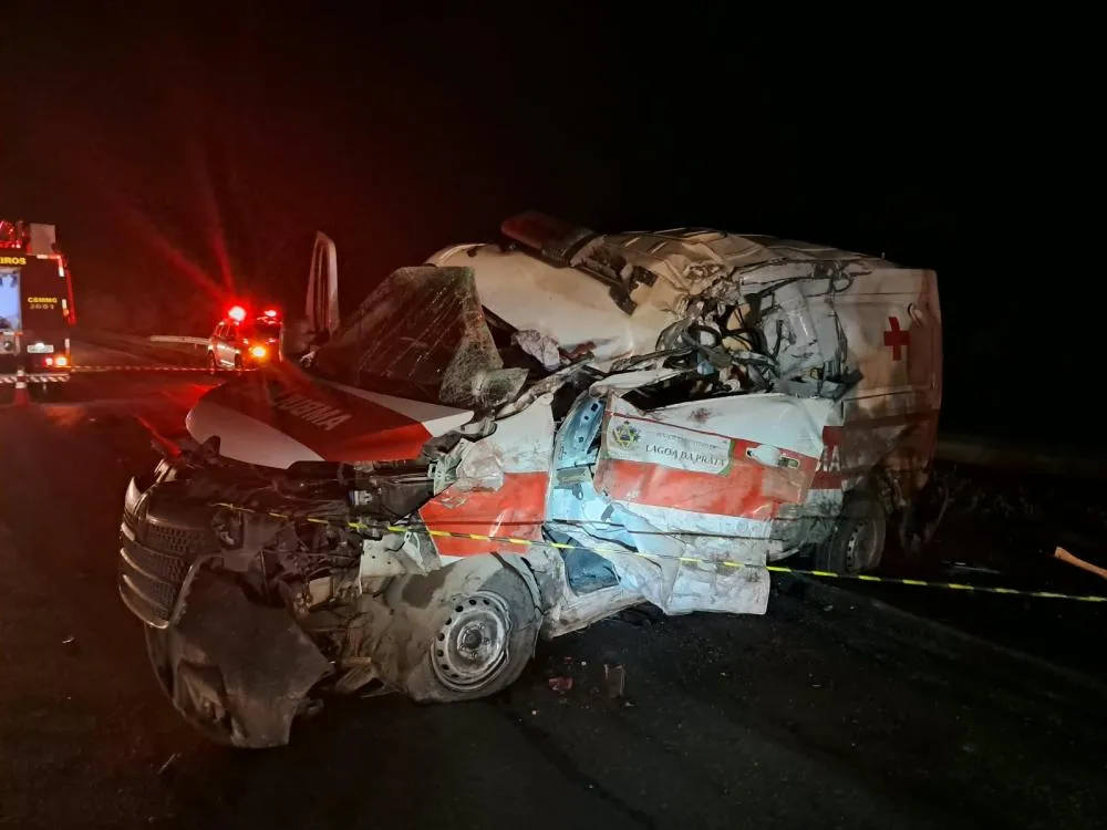 Motorista de ambulância da Prefeitura morre após colisão violenta com carreta