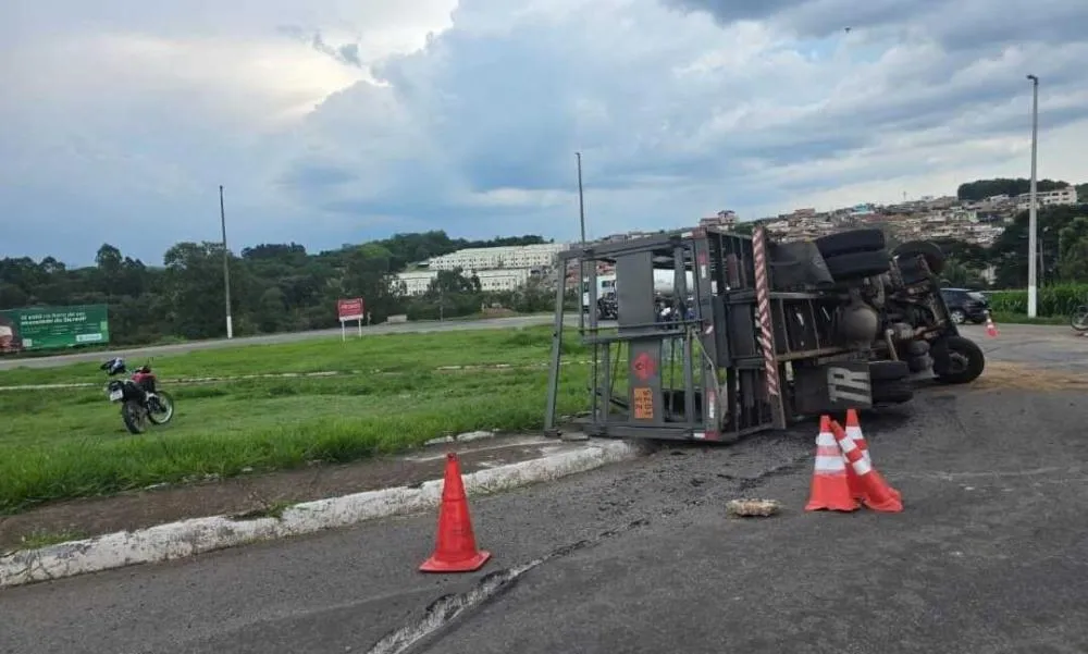 Caminhão carregado com botijões de gás tomba em rotatória na BR-352, em Pará de Minas